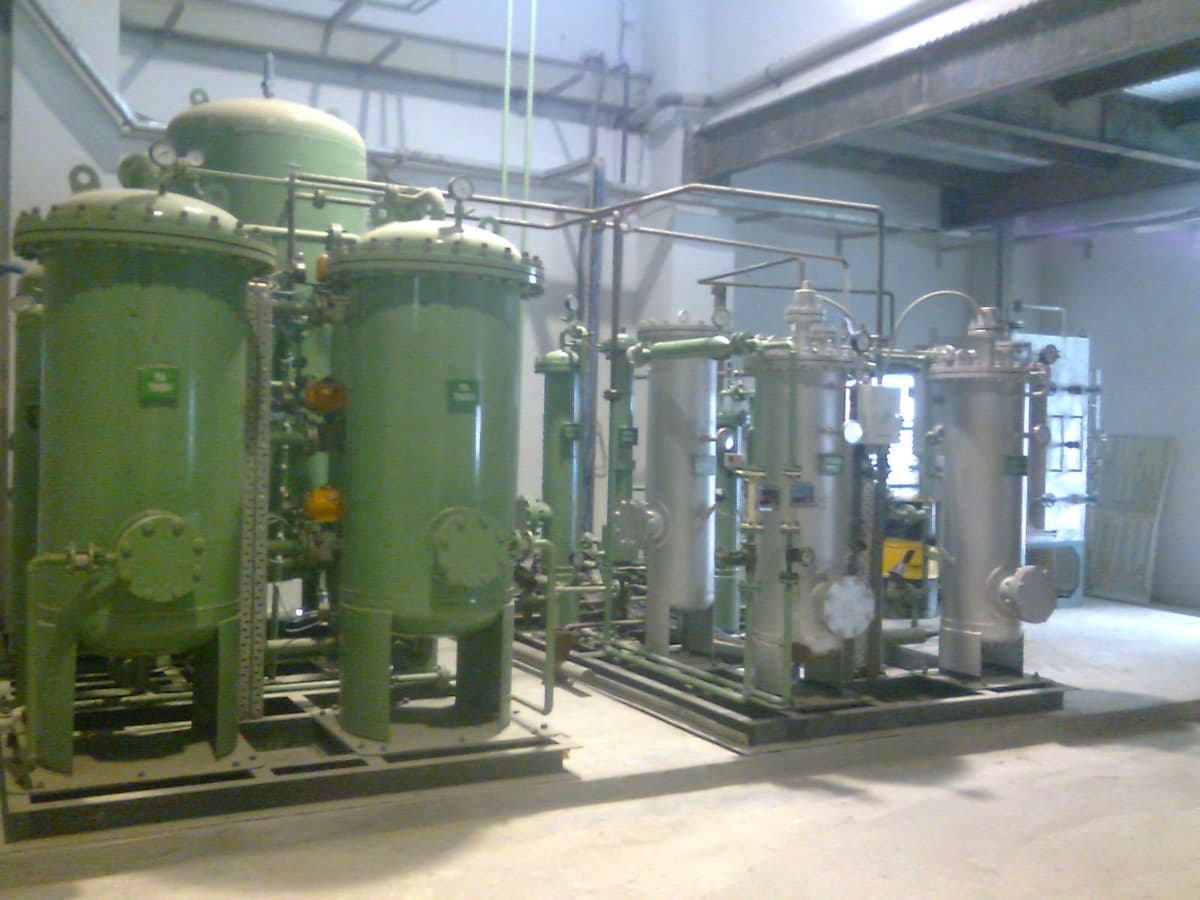 Deoxo Nitrogen Purification Unit with green and silver vessels for ultra-high purity nitrogen production