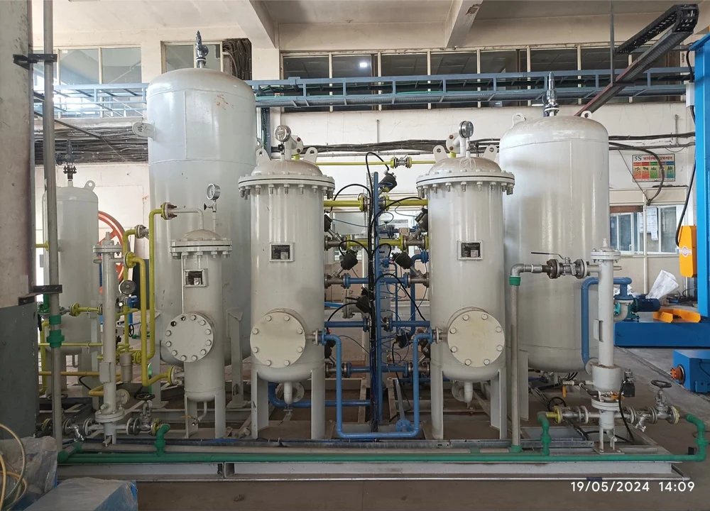 PSA Nitrogen Gas Generator with multiple adsorber vessels and control system for industrial nitrogen production